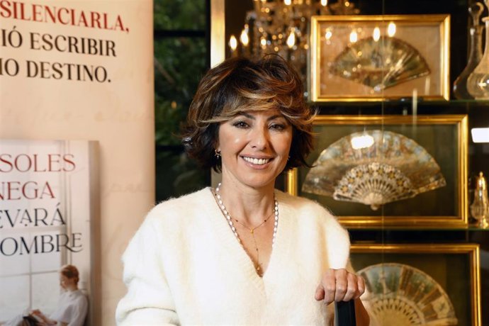 Sonsoles &Oacute;nega posa durante el almuerzo en el que se ha presentado su libro 'Llevar&aacute; tu nombre', a 25 de febrero de 2025, en Madrid (Espa&ntilde;a).