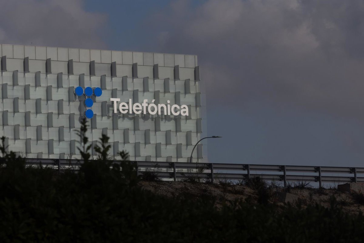 Telefónica vende su participación del 0,77% en BBVA por 608 millones de euros