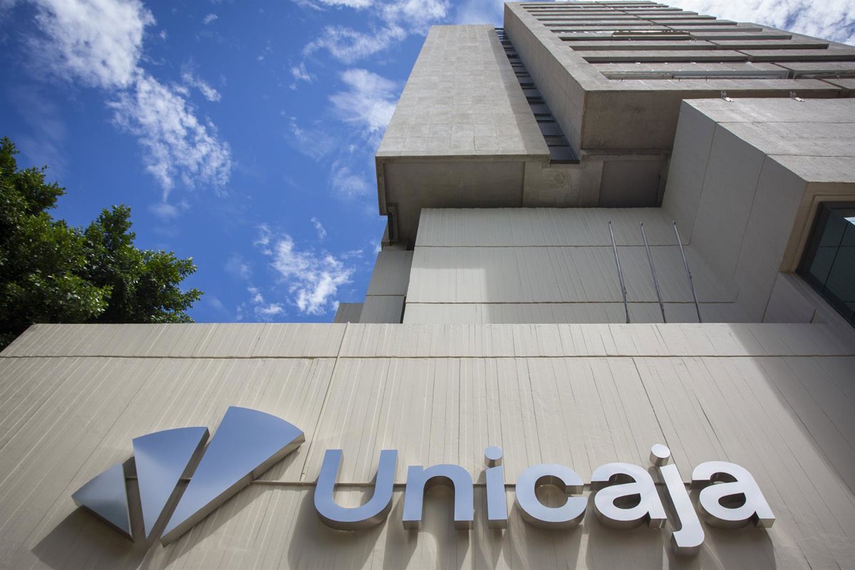 Rubiales recibió 913.000 euros como CEO de Unicaja en 2025, un aumento del 34,5% respecto al año