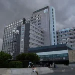 Grave tras ser atacada con un líquido abrasivo al entrar a casa con su bebé en Madrid.