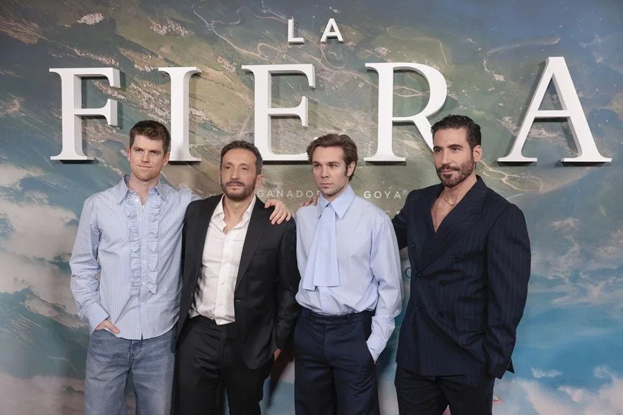 Los actores Miguel Bernardeau (i), Carlos Cuevas (2d), y Miguel &Aacute;ngel Silvestre (d) posan junto al realizador Salvador Calvo a su llegada al estreno de la pel&iacute;cula 'La fiera'.