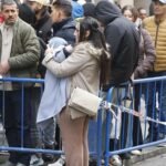 M&aacute;s de 300 ciudadanos argelinos hacen fila en las inmediaciones del consulado de su pa&iacute;s en la ciudad de Alicante.