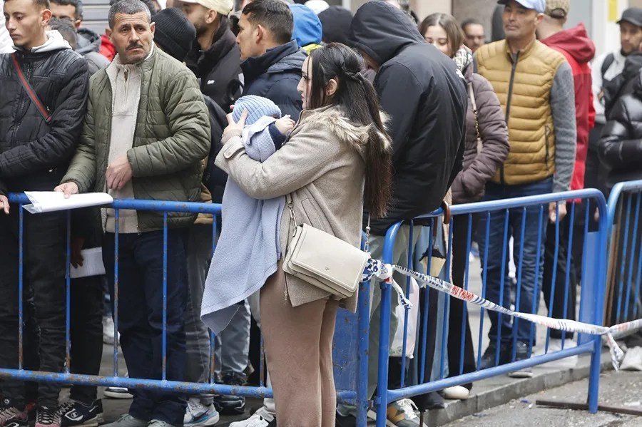 M&aacute;s de 300 ciudadanos argelinos hacen fila en las inmediaciones del consulado de su pa&iacute;s en la ciudad de Alicante.