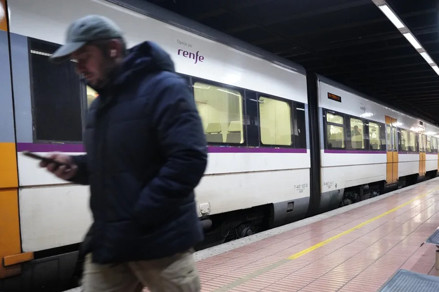 Hoy se interrumpe el servicio de trenes entre Cataluña y Comunidad Valenciana por fuertes vientos