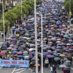 Miles de personas en Huelva claman por verdad, justicia y respeto hacia las víctimas de Adamuz.