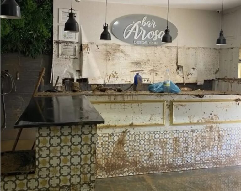 El bar de Paiporta ofrece un espacio para madres, solo durante el almuerzo, promoviendo la