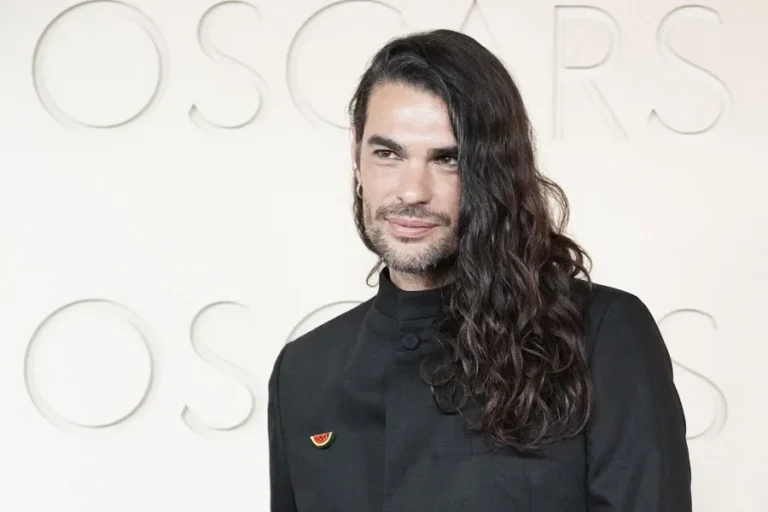 Oliver Laxe asiste a los Óscar con un pin pro Palestina y afirma que hay que sostener el dolor