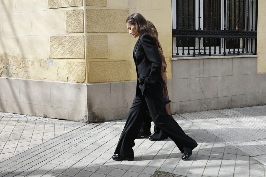 La reina Letizia a su salida de la capilla ardiente del periodista Fernando &Oacute;nega.