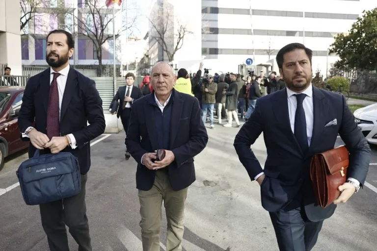 Abogados del exDAO acusan a la denunciante de agresión sexual de buscar beneficios económicos