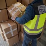 Un agente de la Polic&iacute;a espa&ntilde;ola participa en un operativo