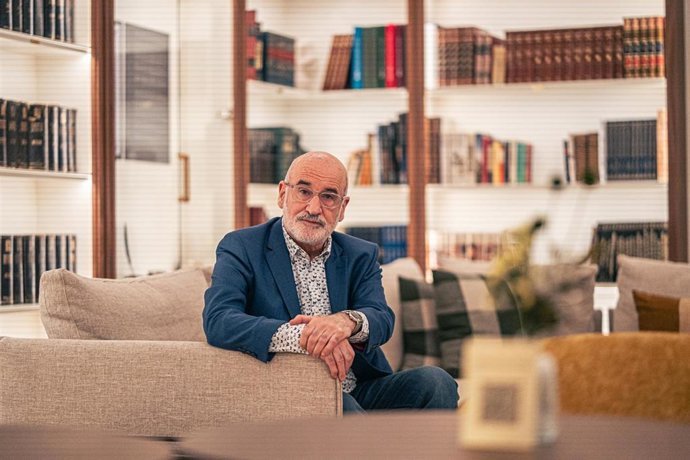 El escritor Fernando Aramburu durante un encuentro con medios por su nueva novela &lsquo;Maite&rsquo;, en el Hotel Casa de las Artes, a 4 de marzo de 2026, en Madrid (Espa&ntilde;a). El libro transcurre en San Sebasti&aacute;n durante los cuatro d&iacute;as del secuestro y asesinato de M