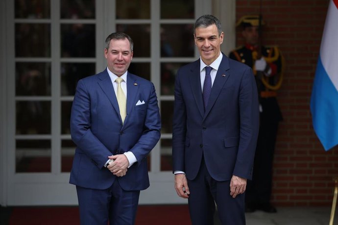 El presidente del Gobierno, Pedro S&aacute;nchez (d), recibe al Gran Duque Guillermo V (i), en el Palacio de la Moncloa.