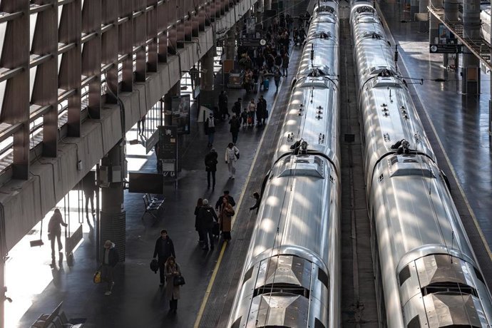 Viajeros cogen su tren en la estaci&oacute;n de Madrid-Puerta de Atocha-Almudena Grandes, a 17 de febrero de 2026, en Madrid (Espa&ntilde;a). Los operadores ferroviarios Renfe e Iryo han anunciado hoy que retoman sus servicios en la l&iacute;nea de alta velocidad entre Madrid