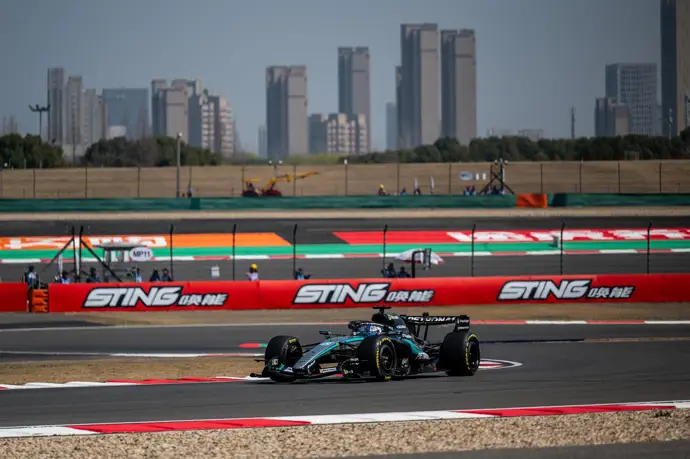 Russell lidera el dominio de Mercedes y logra la 'pole' en la carrera Sprint de China