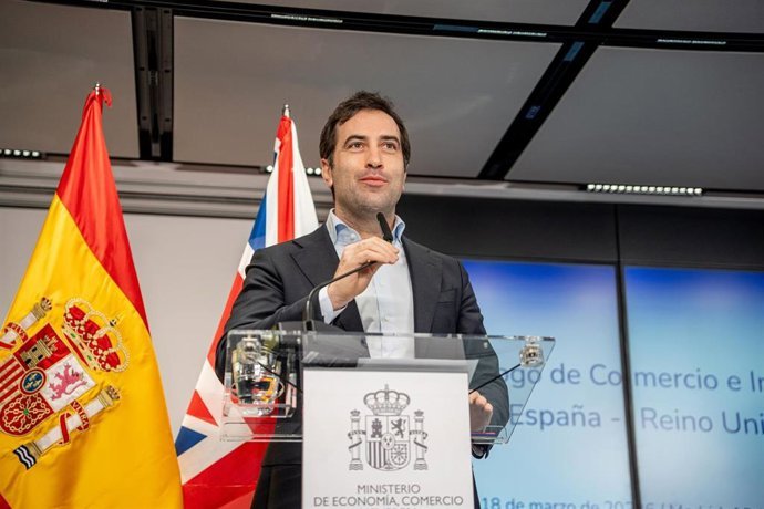 El ministro de Econom&iacute;a, Comercio y Empresa, Carlos Cuerpo,  atiende a los medios de comunicaci&oacute;n en el Ministerio de Econom&iacute;a, a 18 de marzo de 2026, en Madrid (Espa&ntilde;a). La reuni&oacute;n se inscribe en el primer Di&aacute;logo de Comercio e Inversiones Espa&ntilde;a-Reino U