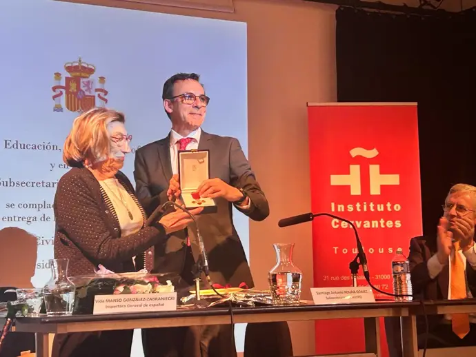 Vida Manso González-Zabraniecki recibe la Orden de Alfonso X el Sabio por su labor cultural en