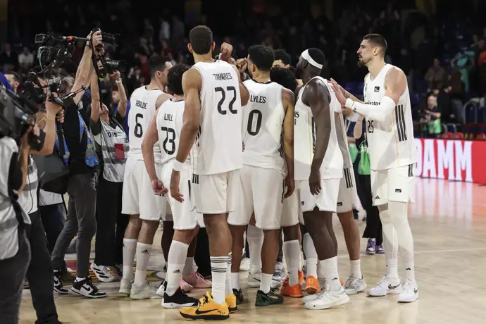 El Real Madrid se impone en el Palau a un Barcelona vulnerable y en debilidad.