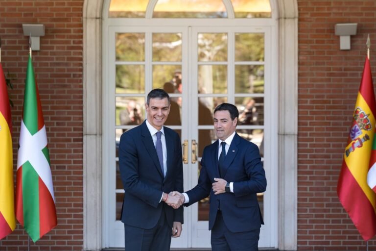 Sánchez y Pradales acuerdan establecer un órgano bilateral para gestionar los aeropuertos en