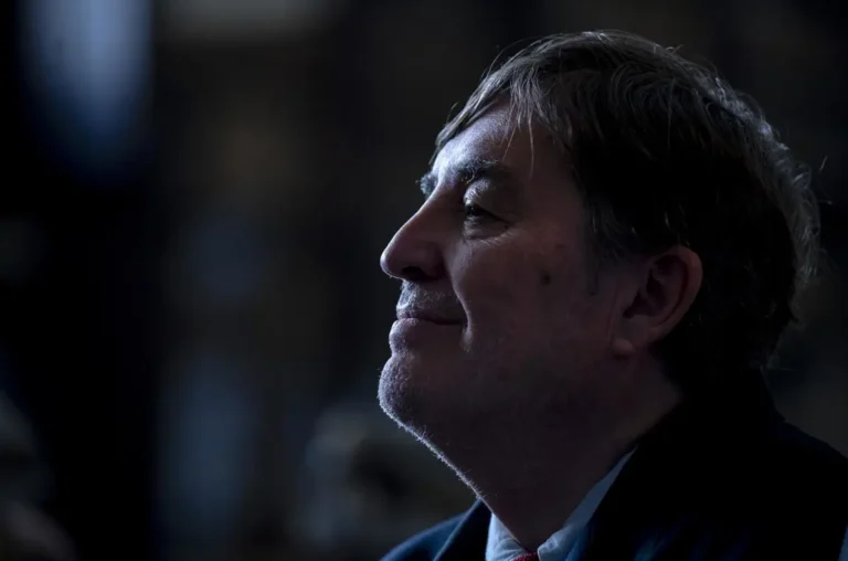 Luis García Montero vuelve a la novela con 'La mejor edad', que se publicará el 8 de abril.