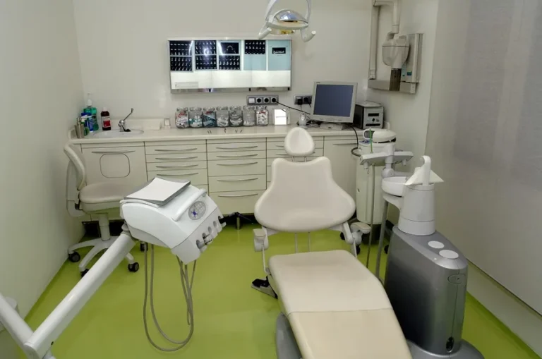 La Guardia Civil clausura una clínica dental que afecta a cientos en Zaragoza y el PSOE destituye