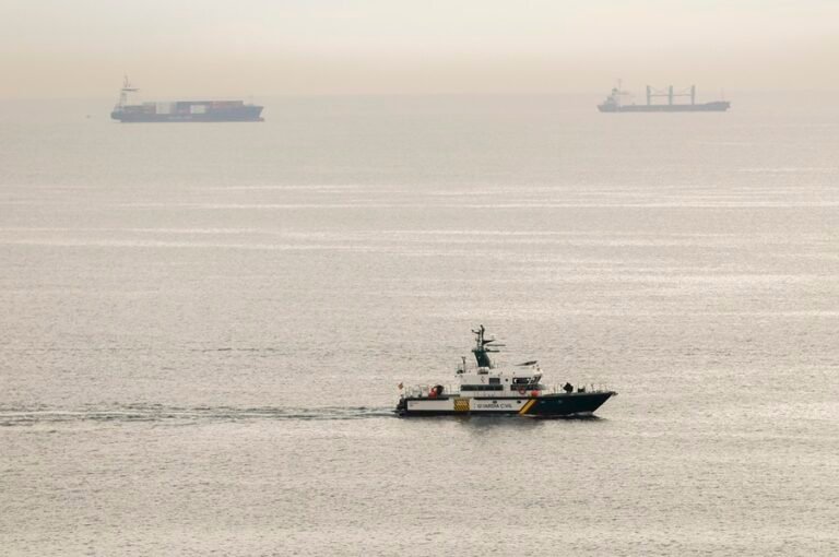 Dos guardias civiles resultan heridos tras quedar a la deriva su patrullera al perseguir
