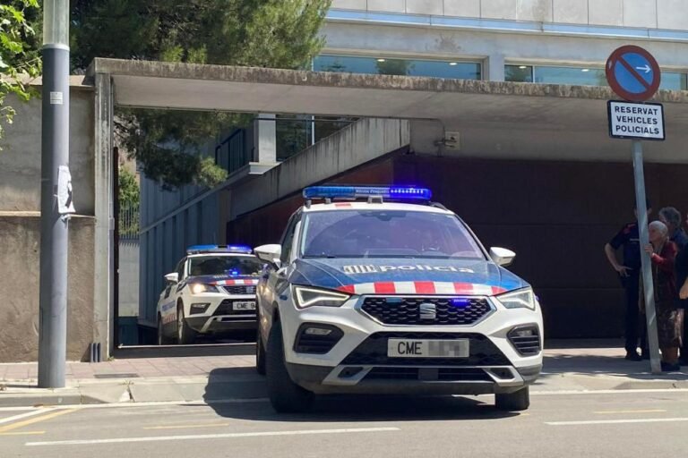 Diez mossos a juicio por robar e intimidar en el Raval durante una despedida de soltero