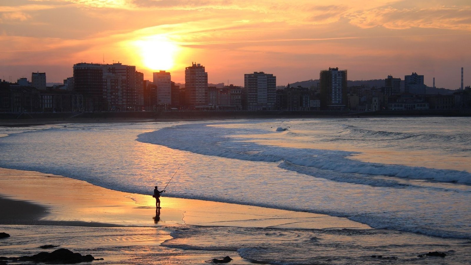 Estudio revela que la costa de Gijón está libre de contaminación y especies invasoras,