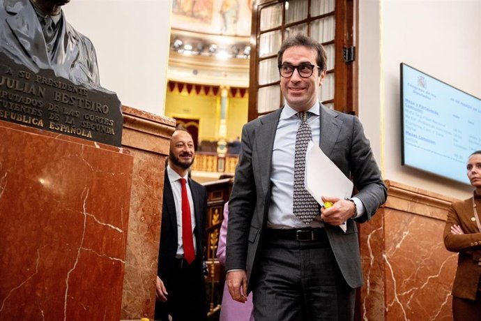 El ministro de Econom&iacute;a, Comercio y Empresa, Carlos Cuerpo, a su salida de una sesi&oacute;n plenaria, en el Congreso de los Diputados, a 26 de marzo de 2026, en Madrid (Espa&ntilde;a).