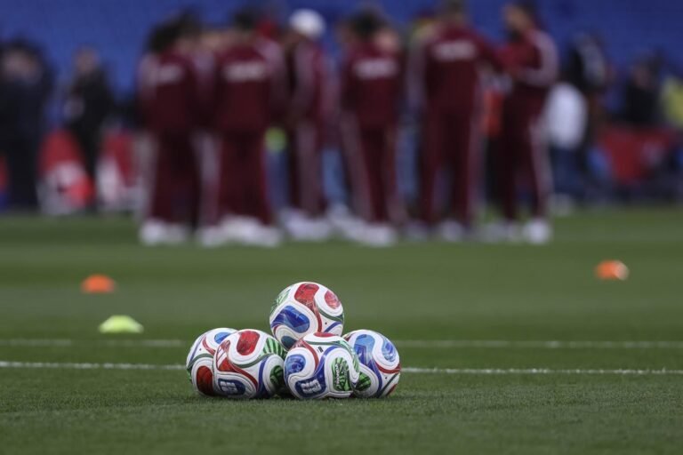 Cánticos de hinchas en el estadio, pitos y cánticos contra el himno, la pasión se siente fuerte