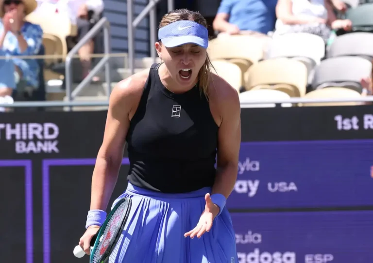 Badosa avanza de forma significativa en Charleston tras superar una dura batalla en la pista