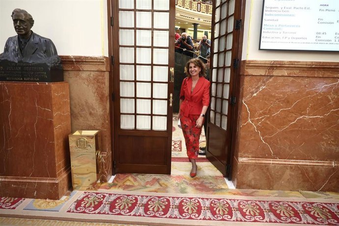 La vicepresidenta primera y ministra de Hacienda, Mar&iacute;a Jes&uacute;s Montero, a su salida de una sesi&oacute;n de control al Gobierno, en el Congreso, a 25 de marzo de 2026, en Madrid (Espa&ntilde;a). (Foto de archivo).