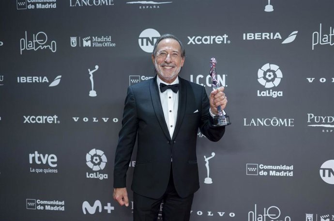 Archivo - El actor Guillermo Francella sujeta el Premio Platino a la Mejor Interpretaci&oacute;n Masculina en Teleserie o Miniserie durante la celebraci&oacute;n de la gala de la 10&ordf; edici&oacute;n de los Premios Platino del cine Iberoamericano en 2023.
