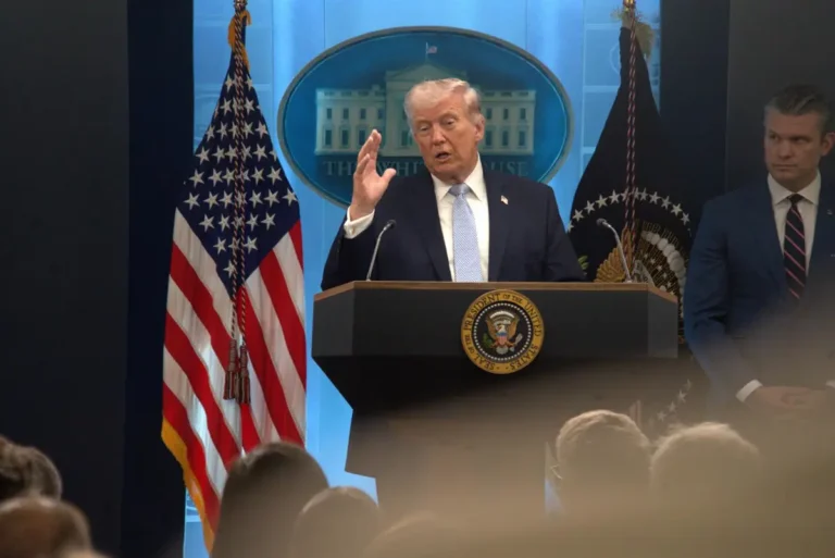 Trump advierte a Irán por los supuestos cobros a petroleros en el estrecho de Ormuz: "Es mejor que