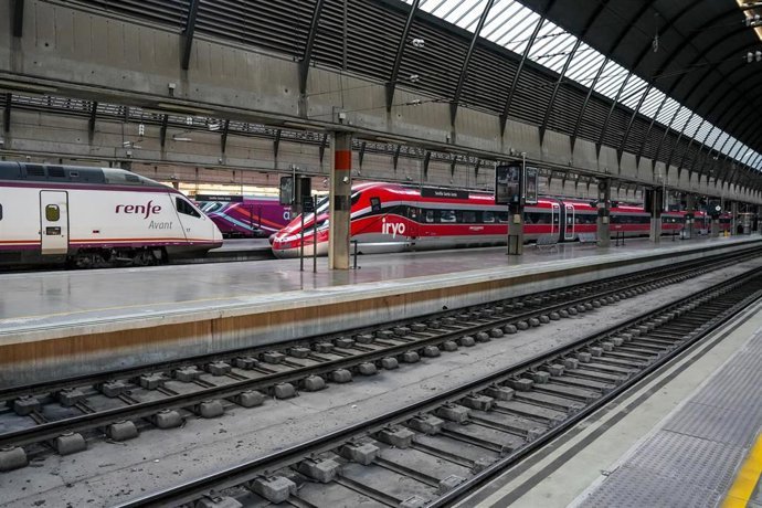 Archivo - Un tren Irlo y un Avant parados en  la estaci&oacute;n de Santa Justa de Sevilla