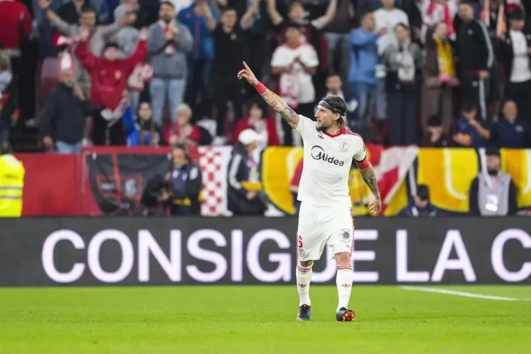 El Atlético pierde en Sevilla con la vista puesta en la Champions, un tropiezo inesperado.