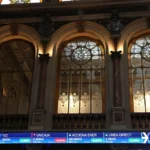 El Ibex 35 desciende un 1,5% y se sitúa por debajo de los 18.000 puntos, mientras el Brent supera