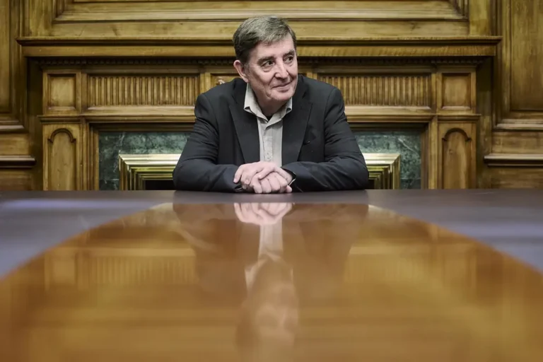 García Montero vuelve a la novela con 'La mejor edad': "El machismo busca que me sienta