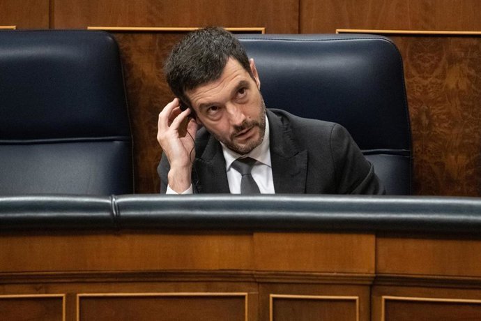 Archivo - El ministro de Consumo, Pablo Bustinduy, durante una sesi&oacute;n plenaria en el Congreso, a 11 de diciembre de 2025, en Madrid (Espa&ntilde;a).