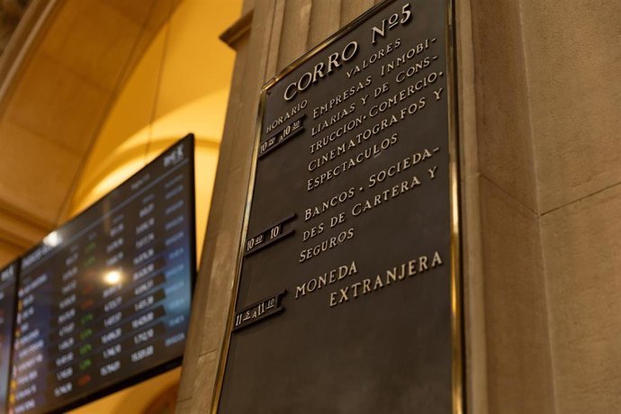 Archivo - Un cartel informativo en el Palacio de la Bolsa, a 12 de febrero de 2024, en Madrid (Espa&ntilde;a).