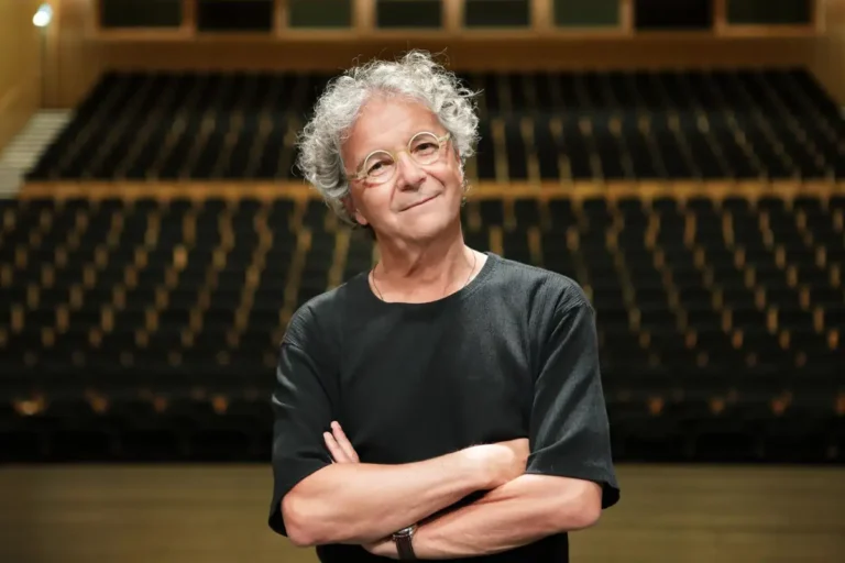 Daniele Finzi Pasca regresa a España con 'Ícaro', el monólogo que escribió en prisión y cumple