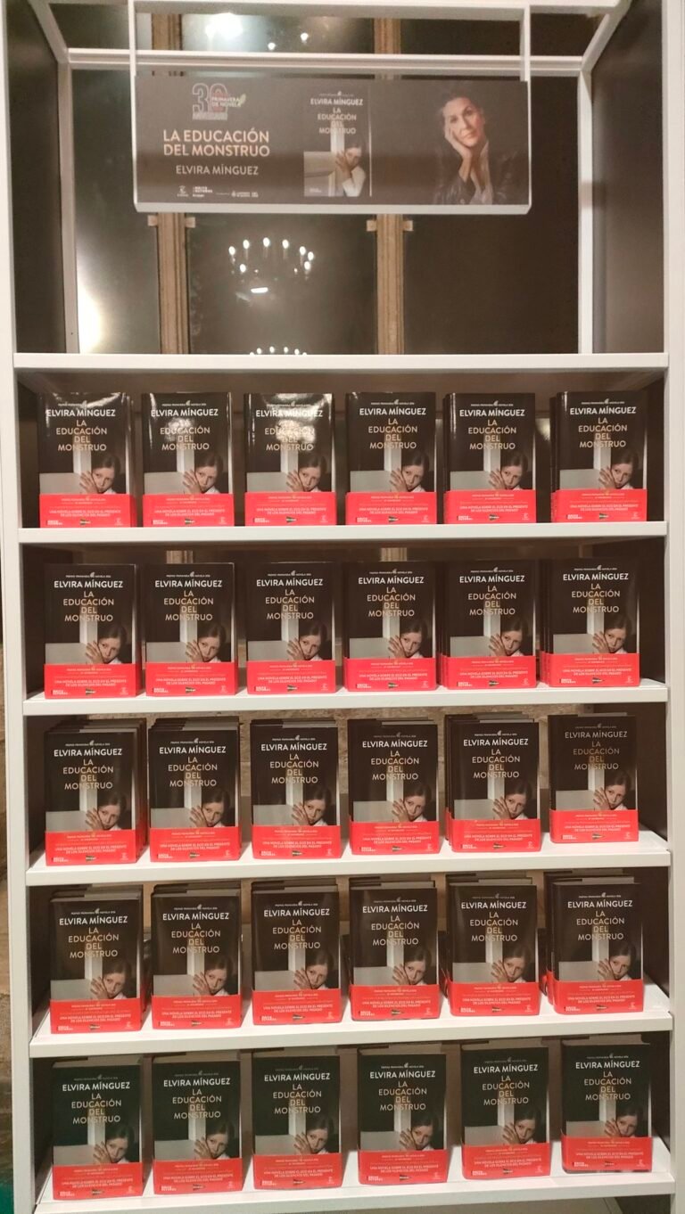 Elvira Mínguez presenta el Premio Primavera de Novela en Valencia: "El monstruo habita en cada uno