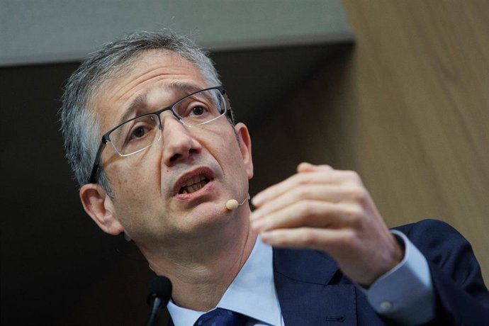Archivo - El gobernador del Banco de Espa&ntilde;a, Pablo Hern&aacute;ndez de Cos, interviene durante un encuentro con estudiantes organizado por CUNEF Universidad, en el Aula Magna del Campus Almansa, a 15 de febrero de 2024, en Madrid (Espa&ntilde;a). El acto se encuadra en