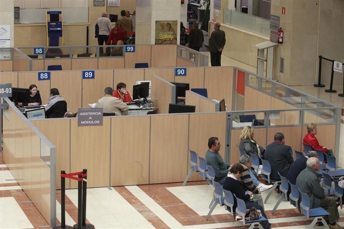 Archivo - Oficina de la Agencia Tributaria en plena Campa&ntilde;a de la Renta