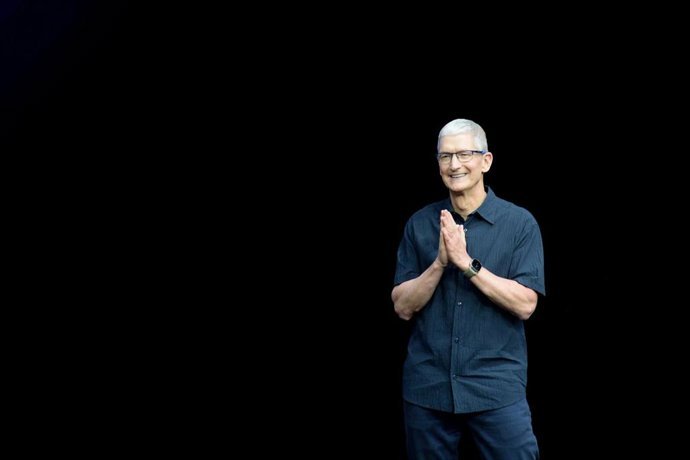 Tim Cook renuncia como CEO de Apple y será reemplazado por John Ternus en su puesto