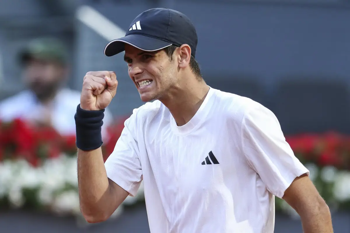Jódar supera los nervios de su debut y avanza a la segunda ronda en Madrid
