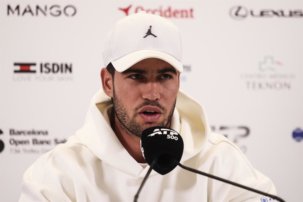 Carlos Alcaraz cancela su participación en Roland Garros por una lesión en la espalda