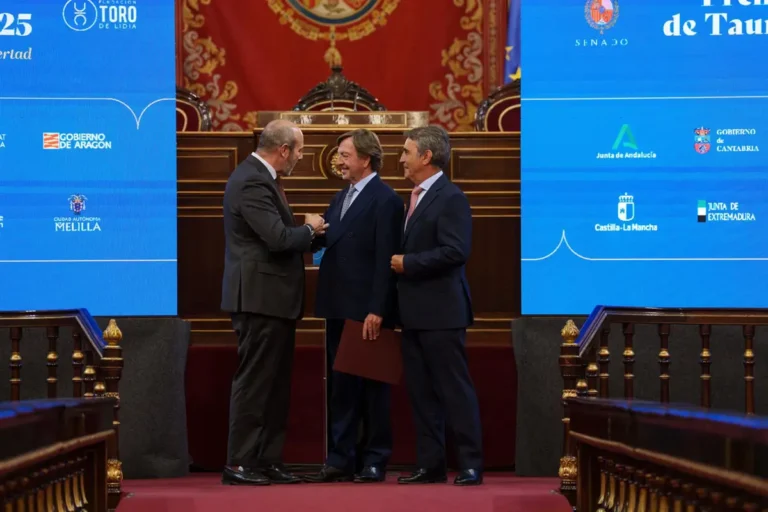 Curro Vázquez recibe en el Senado el Premio Nacional de Tauromaquia: "Los jóvenes se han