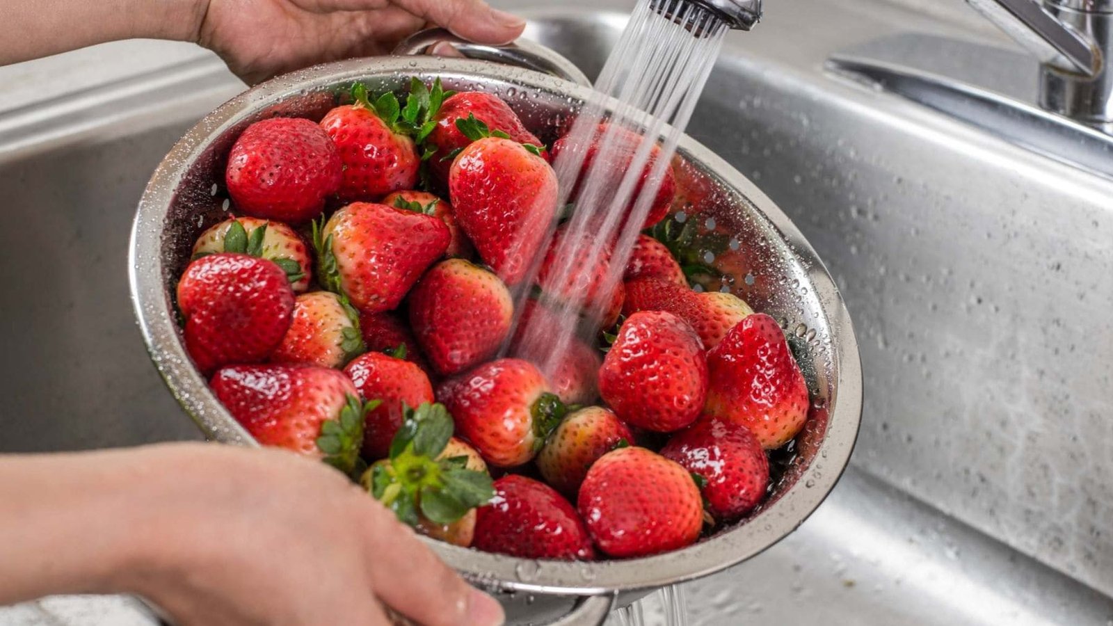 Cómo lavar las fresas correctamente para eliminar restos de pesticidas y consumirlas de forma